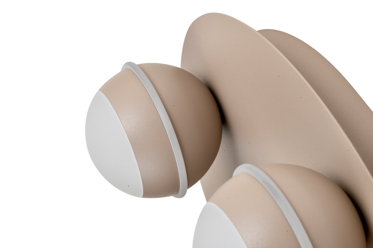 Close-up van een moderne led-plafondlamp met bolvormige elementen in beige en wit, gezien vanaf de zijkant