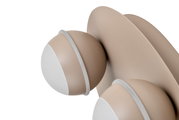 Close-up van een moderne led-plafondlamp met bolvormige elementen in beige en wit, gezien vanaf de zijkant