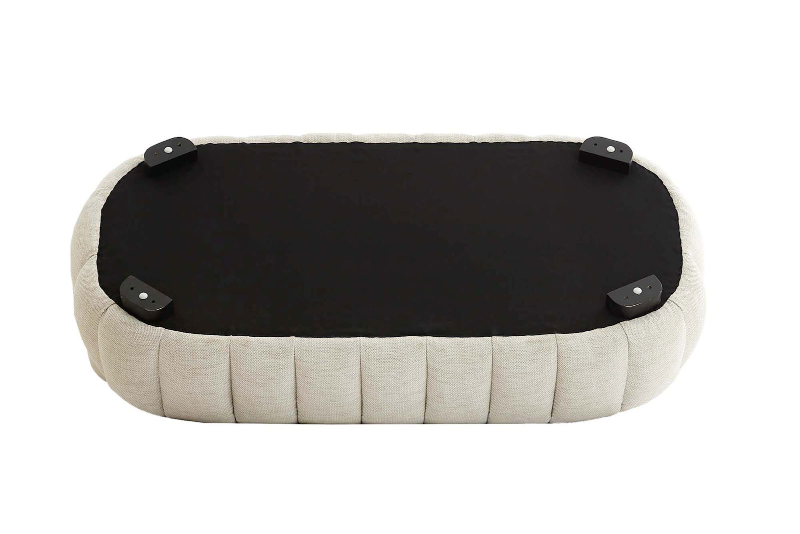 Unterseite einer Couch in ovaler Form mit beigem Stoffbezug und schwarzen Füßen, Ansicht von unten.