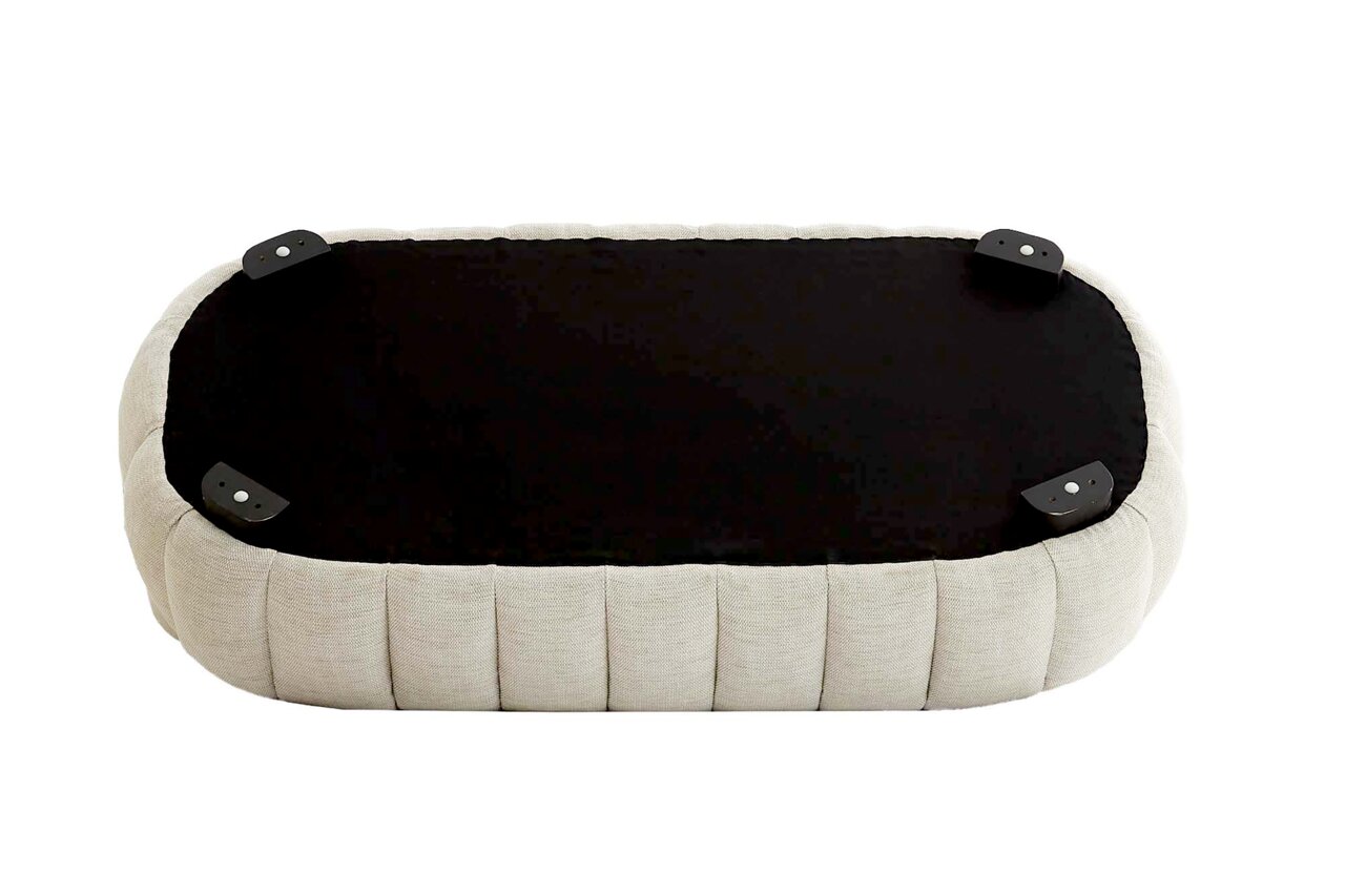 Unterseite einer Couch in ovaler Form mit beigem Stoffbezug und schwarzen Füßen, Ansicht von unten.