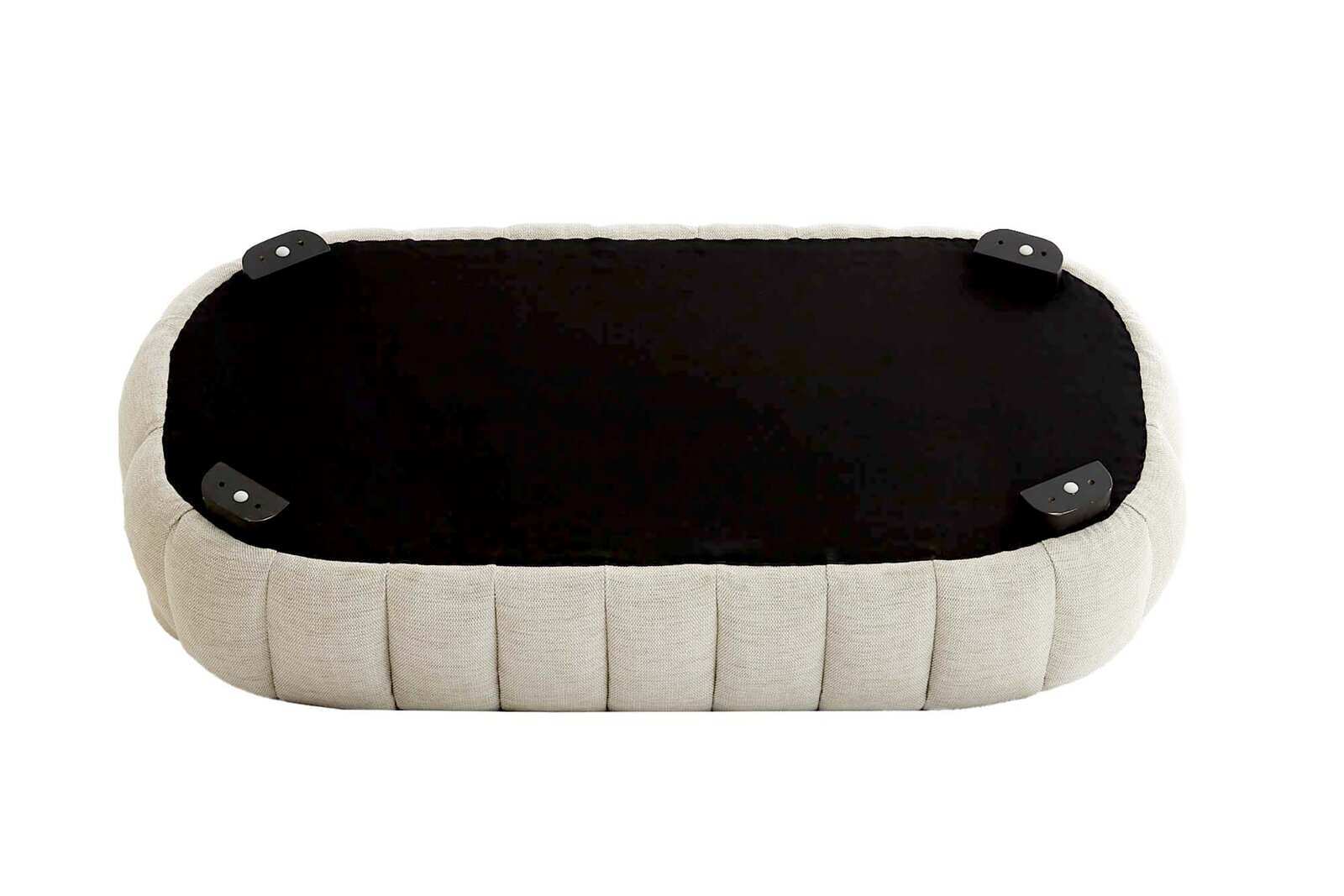 Unterseite einer Couch in ovaler Form mit beigem Stoffbezug und schwarzen Füßen, Ansicht von unten.