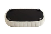 Unterseite einer Couch in ovaler Form mit beigem Stoffbezug und schwarzen Füßen, Ansicht von unten.