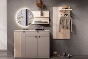 Moderne halgarderobe met schoenenkast in taupe en houten lamellen, ronde verlichte spiegel, wandplank en garderobepaneel met hoedenrek en jas, vooraanzicht vanuit een licht verhoogd perspectief