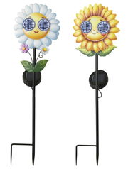 Zwei Solar Stabbeleuchten in Form von fröhlichen Blumen mit Sonnenbrillen, eine mit weißen Blütenblättern und eine mit gelben, aus der Frontalperspektive.