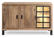 Frontale Ansicht des Sideboards KALI aus Holz mit drei Türen, davon eine mit Glaseinsatz und schwarzem Gitterdesign.