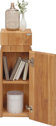 Beistelltisch aus Holz der Serie MAYA mit geöffneter Tür, Bücher und Dekoration darauf, Frontalansicht.