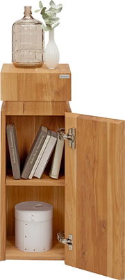 Beistelltisch aus Holz der Serie MAYA mit geöffneter Tür, Bücher und Dekoration darauf, Frontalansicht.