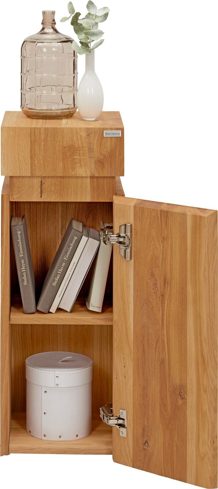 Beistelltisch aus Holz der Serie MAYA mit geöffneter Tür, Bücher und Dekoration darauf, Frontalansicht.