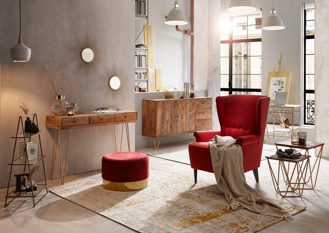 Wohnzimmer mit modernem Konsolentisch aus Holz, rotem Sessel und stilvollen Dekorationen, seitliche Perspektive