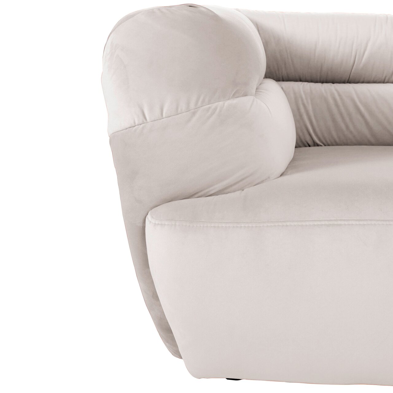 Close-up van een beige grote bank met zachte bekleding en afgeronde armleuningen, gezien vanaf de zijkant.