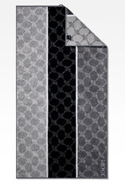 Duschtuch mit geometrischem Muster in Grautönen, von oben fotografiert