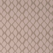Nahaufnahme einer Wendebettwäsche mit geometrischem Muster in Beige und Rosa.