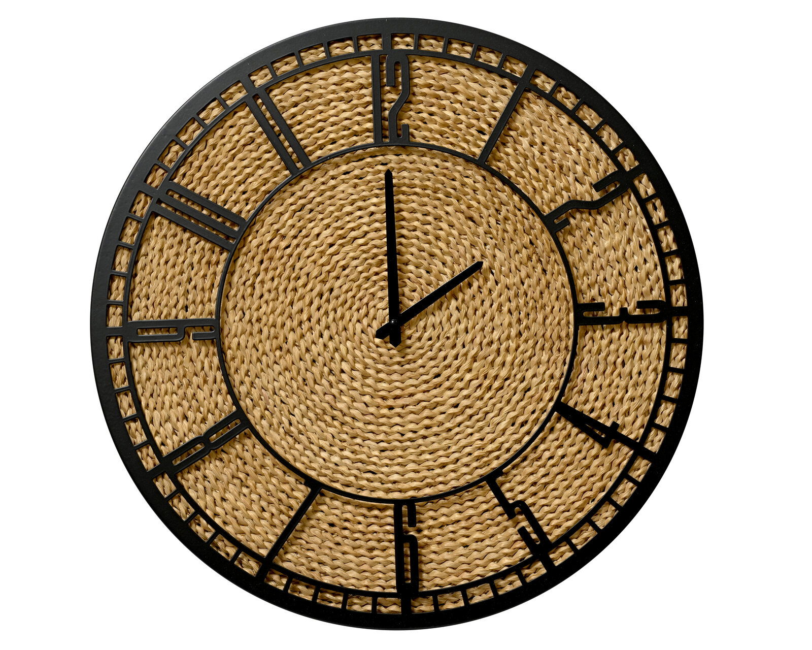 Runde Wanduhr mit schwarzem Metallrahmen und geflochtenem, naturfarbenem Zifferblatt, frontal abgebildet.