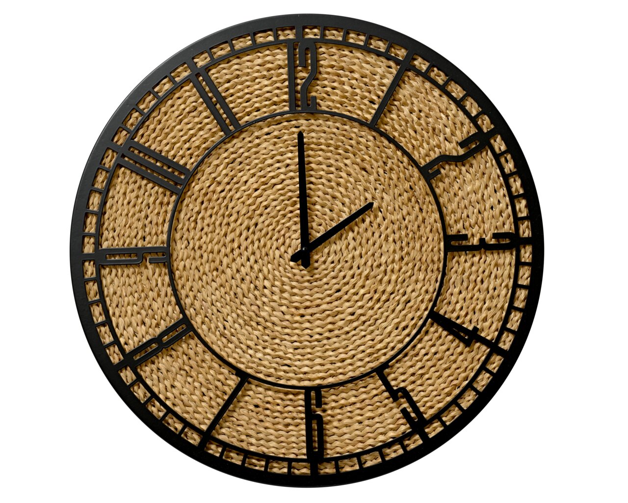 Runde Wanduhr mit schwarzem Metallrahmen und geflochtenem, naturfarbenem Zifferblatt, frontal abgebildet.