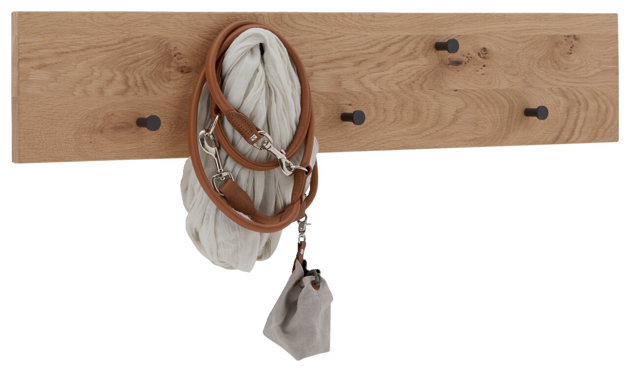 Garderobenleiste aus Holz mit vier schwarzen Haken, frontal abgebildet, mit einem Schal und einer Tasche daran hängend.