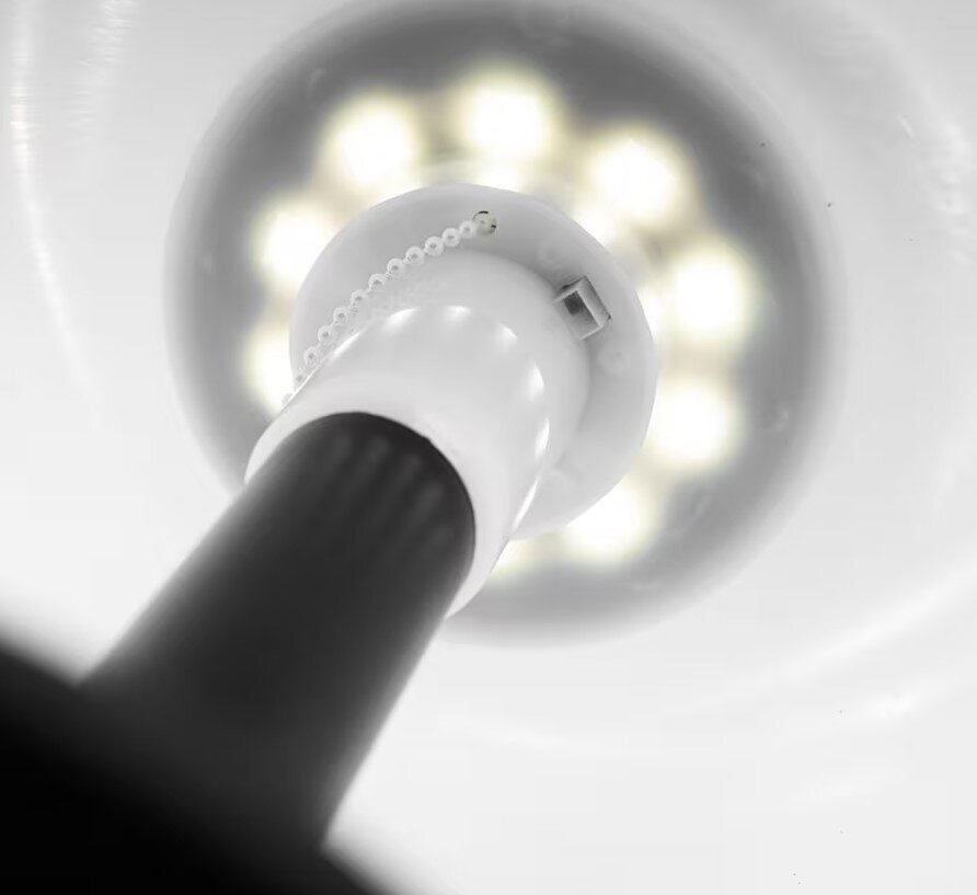 Nahaufnahme der Unterseite einer Solar Tischleuchte mit leuchtenden LEDs, von unten betrachtet.