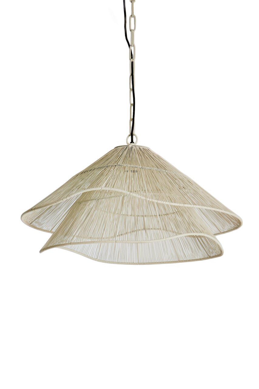 Hängeleuchte mit zwei übereinanderliegenden, wellenförmigen Schirmen aus geflochtenem Material, seitliche Perspektive
