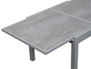 Moderner Gartentisch mit grauer Steinoptik-Oberfläche, seitliche Perspektive