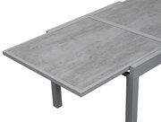 Moderner Gartentisch mit grauer Steinoptik-Oberfläche, seitliche Perspektive