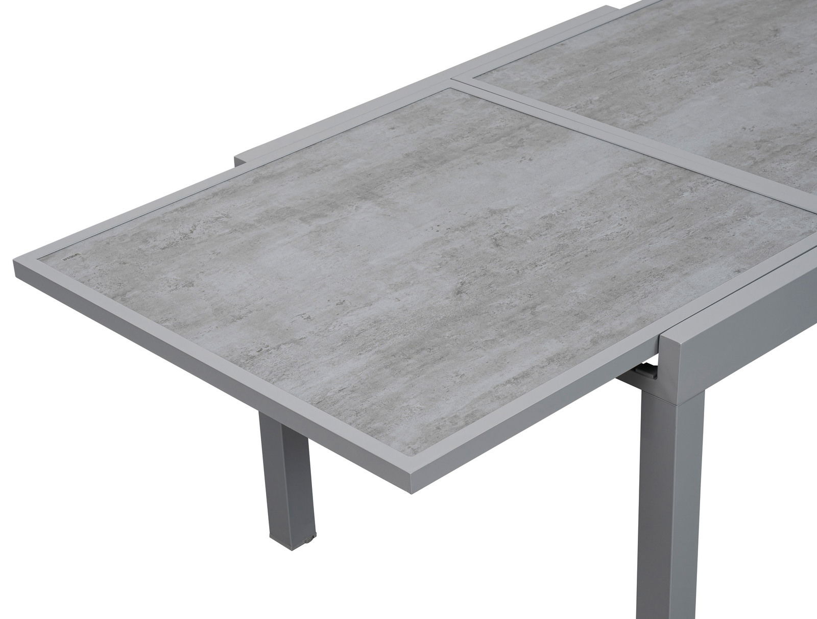 Moderner Gartentisch mit grauer Steinoptik-Oberfläche, seitliche Perspektive
