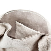 Nahaufnahme von oben in die geöffnete, cremefarbene Teddyfleece-Tasche mit Reißverschluss und weichem Innenfutter