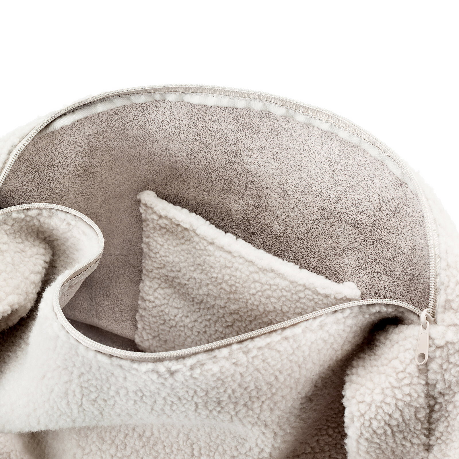 Nahaufnahme von oben in die geöffnete, cremefarbene Teddyfleece-Tasche mit Reißverschluss und weichem Innenfutter