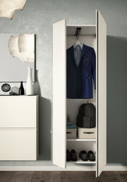 Hänge-Garderobenschrank mit zwei Türen, geöffnet, zeigt einen Anzug, Schuhe und Aufbewahrungsboxen, seitliche Perspektive.