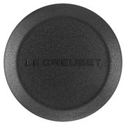 Draufsicht auf einen schwarzen Deckelknopf aus Phenol mit der Aufschrift 'Le Creuset'.