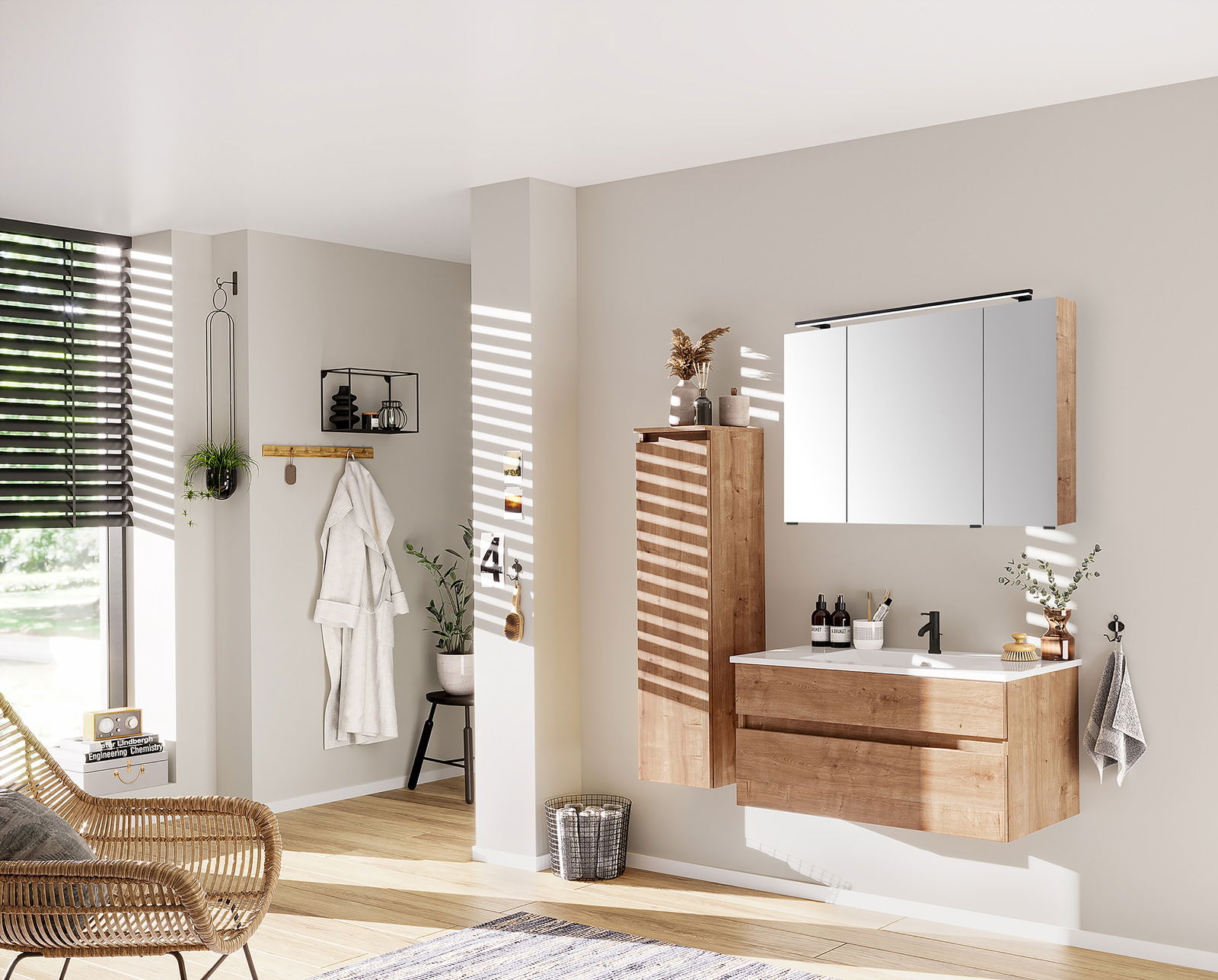 Moderne Badezimmermöbel in Holzoptik mit Waschbecken und Spiegel, seitliche Perspektive