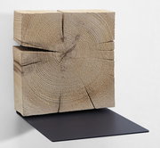 Wandablage aus Holz und Metall, seitliche Perspektive