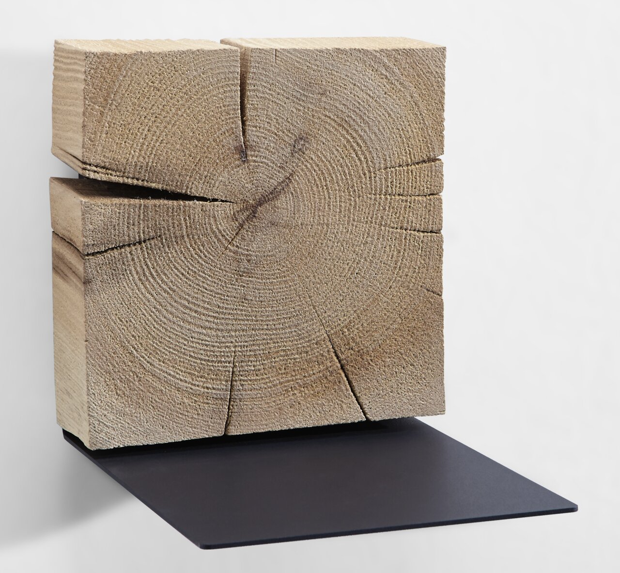 Wandablage aus Holz und Metall, seitliche Perspektive