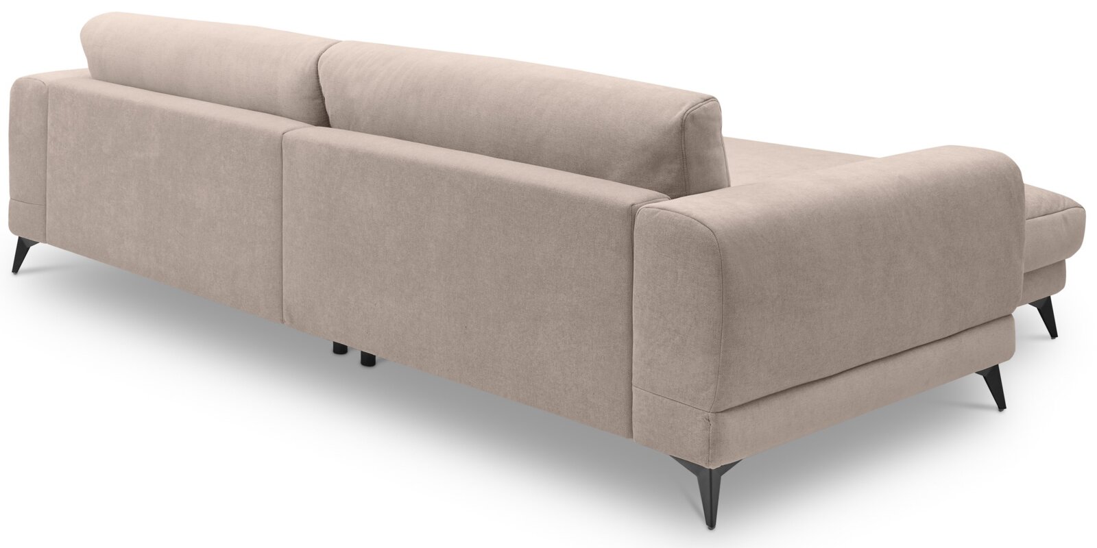 Beiges Polster-Ecksofa mit Recamiere/Chaiselongue rechts, schwarzen konischen Füßen und hohen Rückenlehnen, freigestellt vor weißem Hintergrund, Ansicht schräg von hinten links.