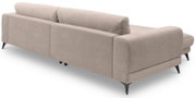 Beiges Polster-Ecksofa mit Recamiere/Chaiselongue rechts, schwarzen konischen Füßen und hohen Rückenlehnen, freigestellt vor weißem Hintergrund, Ansicht schräg von hinten links.