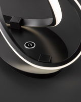 Moderne Tischleuchte mit geschwungenem Design und Touch-Schalter, Nahaufnahme von oben.