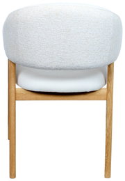 Achterkant van een fauteuil met een lichte stoffen bekleding en houten poten