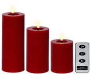 Drei rote LED-Kerzen in verschiedenen Größen mit flackernder Flamme, begleitet von einer Fernbedienung. Frontalansicht.