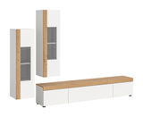 Wohnkombination bestehend aus zwei hohen weißen Schränken mit Holzelementen und einem langen, niedrigen TV-Schrank, frontal betrachtet.