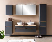 Moderner Spiegelschrank in einem stilvollen Badezimmer, frontal betrachtet, mit integrierter Beleuchtung und umgeben von eleganten, dunklen Schränken.