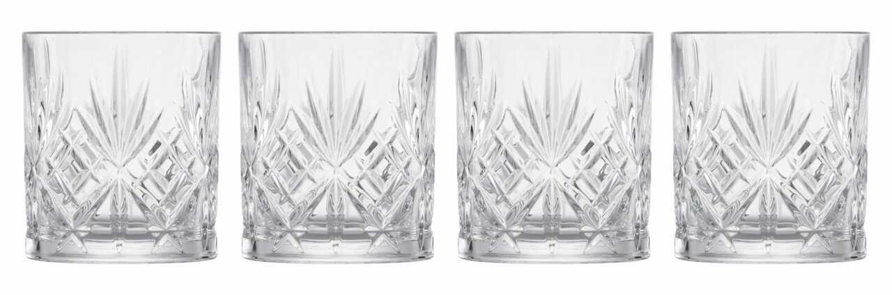 Vier Whiskygläser mit elegantem Schliffmuster, frontal fotografiert.