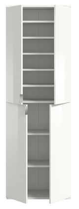Weiße Garderobenkombination mit offenen Türen, zeigt mehrere Regalböden, frontale Perspektive.