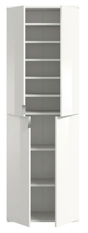 Weiße Garderobenkombination mit offenen Türen, zeigt mehrere Regalböden, frontale Perspektive.