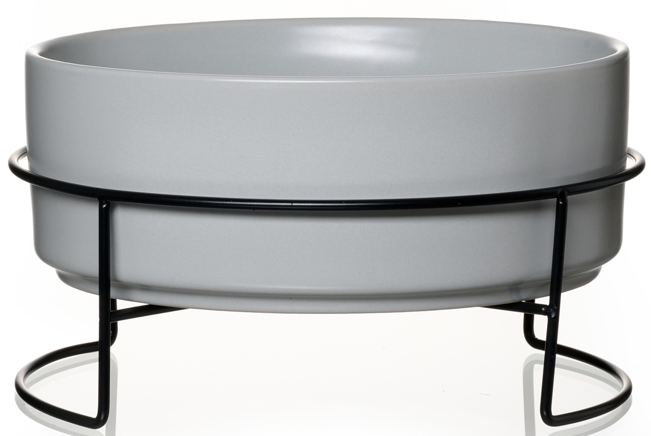 Grauer Napf in einem schwarzen Metallständer, seitliche Perspektive