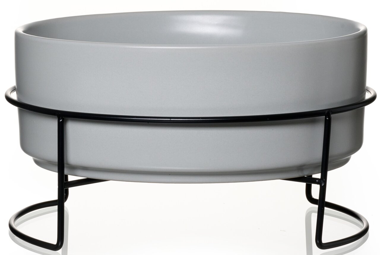 Grauer Napf in einem schwarzen Metallständer, seitliche Perspektive