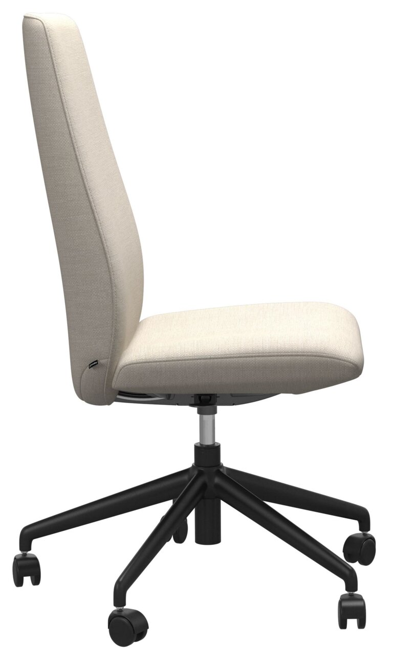 Zijaanzicht van een moderne thuiskantoorstoel met lichtbeige bekleding en een zwart draaipootstel op wieltjes.
