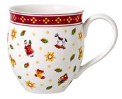 Weihnachtlich dekorierter Becher mit Henkel, verziert mit Motiven wie Weihnachtsmann, Schaukelpferd und Teddybär, seitliche Perspektive