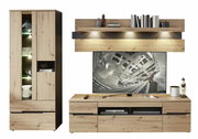 Wohnwand aus Holz in moderner Optik mit beleuchteten Regalen, TV-Schrank und Wandregal, frontal betrachtet.