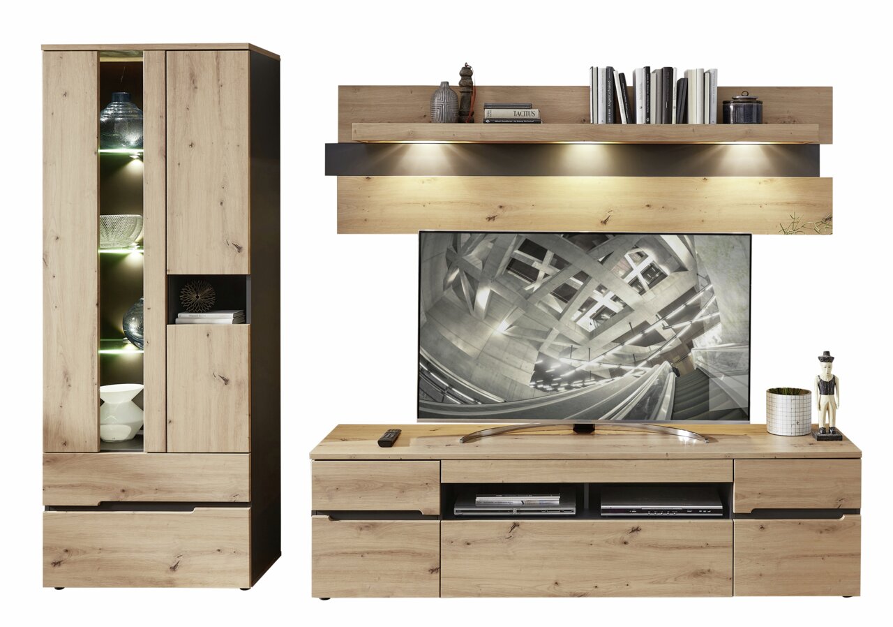Wohnwand aus Holz in moderner Optik mit beleuchteten Regalen, TV-Schrank und Wandregal, frontal betrachtet.