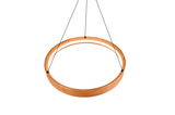 Moderne Pendelleuchte aus Holz in Ringform, von unten betrachtet, mit schwarzer Aufhängung.