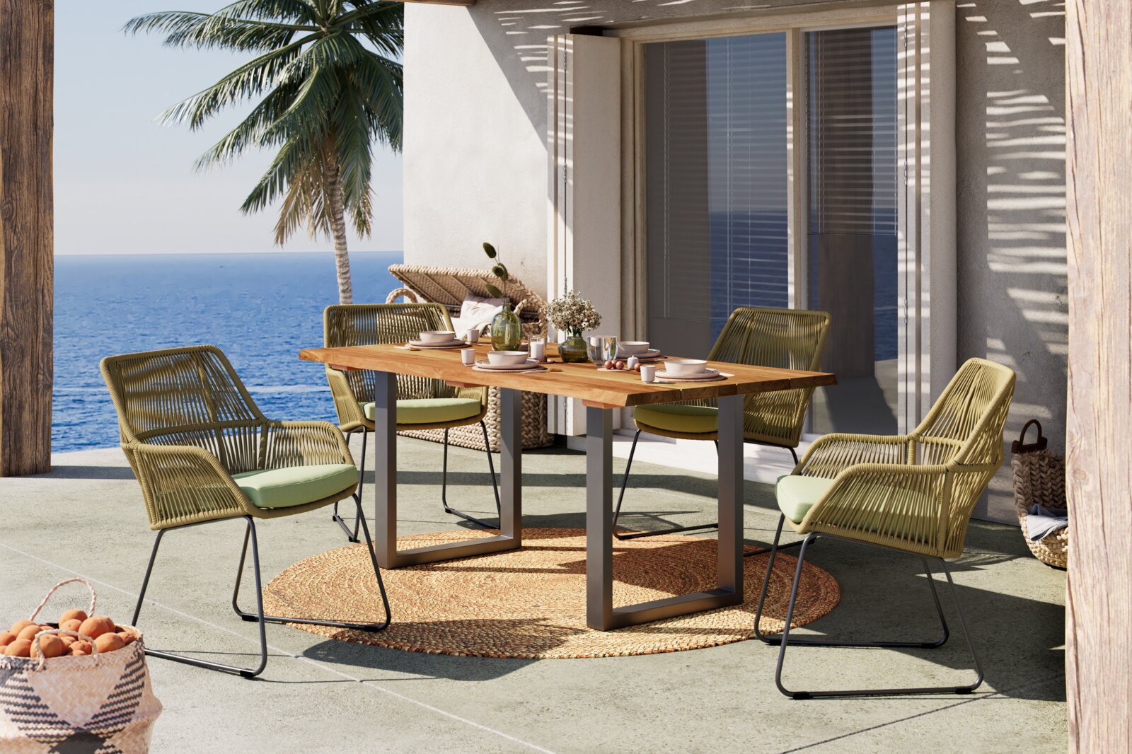 Moderner Gartensessel aus geflochtenem Material mit grünem Kissen, auf einer Terrasse mit Meerblick, von vorne betrachtet.