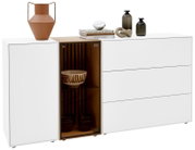 Modernes Sideboard mit Glasvitrine links, dekoriert mit Vasen und Büchern, Frontalansicht.